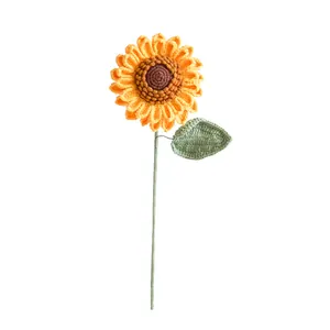 Ramo de girasoles hechos a mano a ganchillo con tallo verde para decoración de hogar