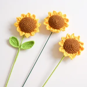 Bouquet di girasoli fatti a mano all'uncinetto con petali gialli su sfondo bianco