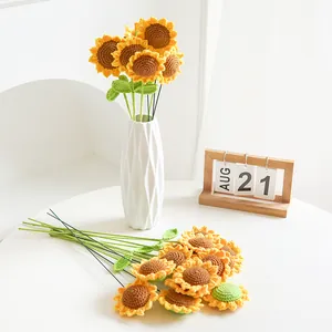 Bouquet di girasoli fatti a mano all'uncinetto in vaso bianco, fiori lavorati a maglia