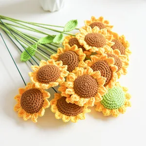 Vista dall'alto di un bouquet di girasoli fatti a mano all'uncinetto in lana lavorata
