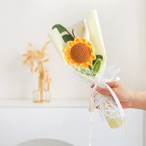 Bouquet fait main au crochet avec tournesol et calla sous emballage tulle délicat