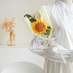 Bouquet de tournesols au crochet fait main avec emballage cadeau jaune et ruban élégant