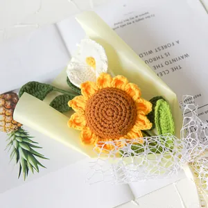 Bouquet de tournesol et calla au crochet fait main avec emballage beige et nœud dentelle