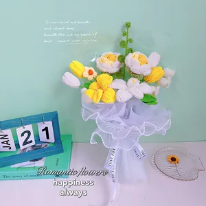 Détail de fleurs au crochet faites main, enveloppées de tulle blanc avec ruban élégant