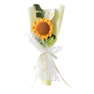 Bouquet de tournesols et d'arums au crochet fait main avec dentelle et emballage