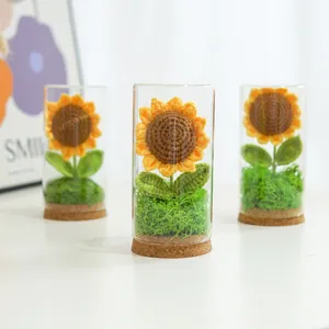 Drei handgehäkelte Sonnenblumen-Nachtlichter in Glaskuppeln mit Korkboden als Wohndekoration