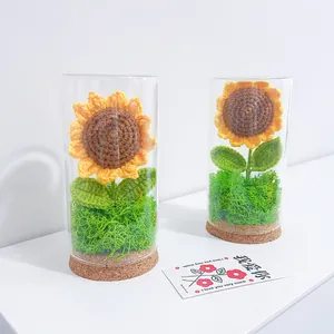Detail der handgehäkelten Sonnenblume in Glaskuppel mit Korkboden und Deko Moos Belag