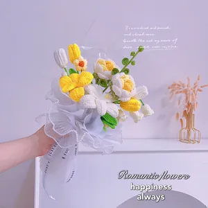 Bouquet de tulipes et roses crocheté à la main avec emballage chic en dentelle