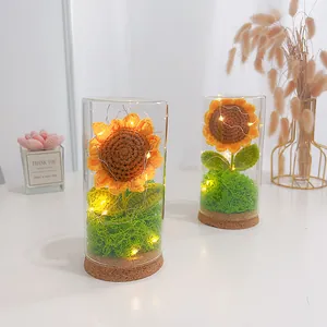 Handgefertigtes Häkel-Sonnenblumen Nachtlicht im Glasdom mit LED und Korksockel