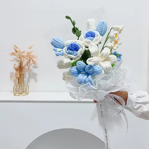 Bouquet de fleurs au crochet fait main avec roses bleues et blanches et dentelle perlée