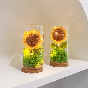 Handgehäkeltes Sonnenblumen-Nachtlicht mit LED-Glaskuppel und Korkboden-Dekoration