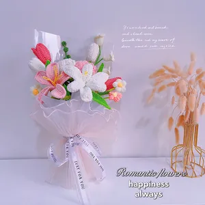 Bouquet de fleurs tricotées à la main avec lys et tulipes dans un emballage en maille rose