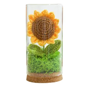 Handgefertigtes Häkel-Sonnenblumen-Nachtlicht mit Glaskuppel und Korksockel