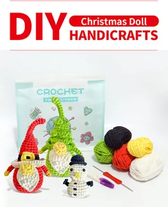Detailoverzicht van DIY kerst haakpakket met kleurrijke garenballen en startersgereedschap