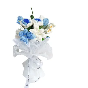 Bouquet tricoté avec roses au crochet bleu et blanc dans un emballage en tulle élégant