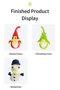 Detail van handgemaakte haakpakketten met Kerstman, kerstboom en sneeuwpop figuren
