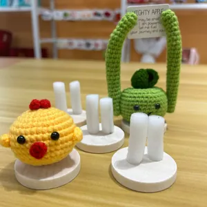 Detail van handgehaakte aardappelpop en appel met motiverende kaart op standaard