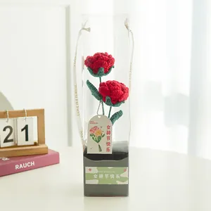 Bouquet de fleurs rouges tricoté main dans un coffret cadeau transparent pour femme