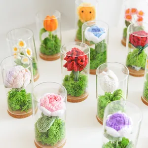 Detail von Häkel-Sonnenblumen und Tulpen im Glasdom-Nachtlicht mit Holzsockel