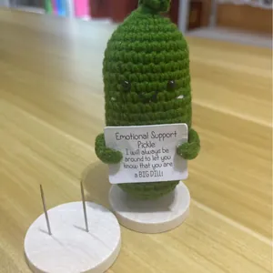 Handgehaakte positieve augurk pop met inspirerende quote kaart en houten voet