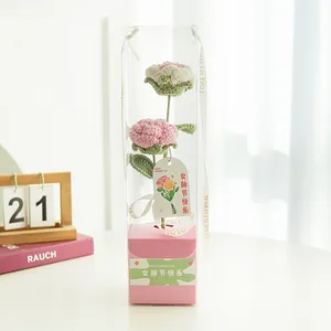 Détail d'un bouquet de fleurs au crochet dans une boîte cadeau avec ruban LOVE IS ETERNAL