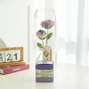 Bouquet de roses tricotées à la main en boîte cadeau transparente pour la fête des femmes