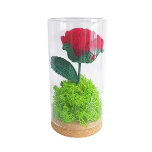 Handgehäkelte Rose im Glasdom mit Korkboden und künstlichem Moos als Deko-Objekt