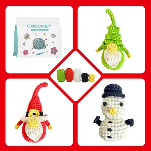 Kerst haakpakket voor beginners met garen en afgewerkte kerstkabouter poppen