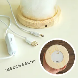 Detalle de base de lámpara de madera con cable USB y opción de alimentación por batería