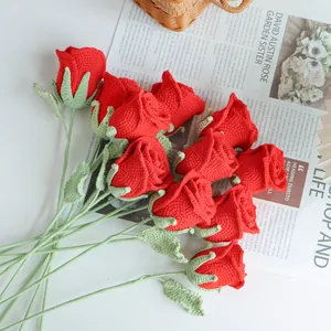 Bouquet de roses rouges fait main au crochet dans un panier rustique style vintage