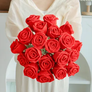 Bouquet de roses rouges fait main au crochet pour une décoration de cadeau romantique