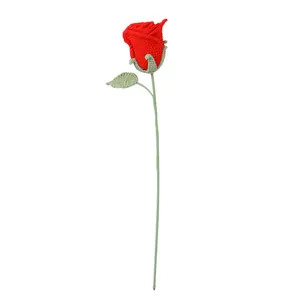 Rose rouge faite à la main au crochet avec tige verte pour décoration de table