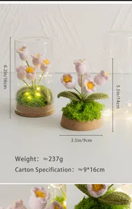 Detailansicht der handgehäkelten rosa Tulpen-Nachtlampe im Glasdom mit LED-Lichtern