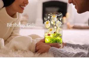 Nahaufnahme der handgehäkelten Maiglöckchen-Nachtlampe in einer Glaskuppel als Geschenk