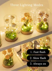 Detail der handgehäkelten Maiglöckchen-Lampe mit warmen LEDs und Glaskuppel