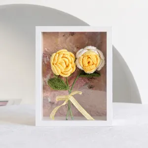 Ramo de rosas amarillas de ganchillo hecho a mano en marco blanco con lazo 21x16cm
