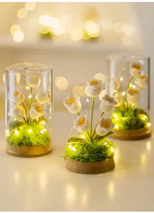 Detail der handgehäkelten Maiglöckchenlampe mit warmem LED-Licht und einer Glasabdeckung
