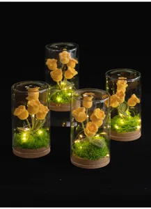 Detail der handgehäkelten Maiglöckchen-Lampe im Glasdom mit warmen LED-Kupferdrahtlichtern