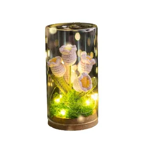 Handgefertigte Häkel-Tulpenlampe im Glasdom mit warmen LED-Lichtern und Holzsockel