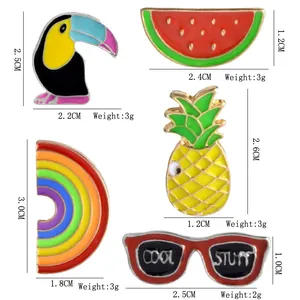 Detailed view of enamel pins set with product dimensions and weights in centimeters