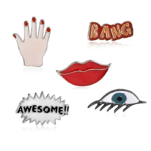 Lot de 5 épingles en émail colorées avec lèvres, yeux et main dans un style pop art