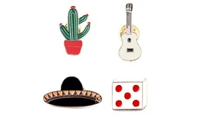Set di quattro spille in smalto con cactus, chitarra, sombrero e dado su sfondo bianco