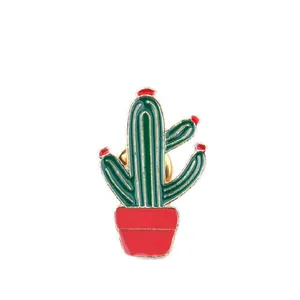 Spilla in smalto a forma di cactus con vaso rosso e bordi metallici dorati su bianco