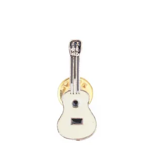 Spilla in smalto bianco a forma di chitarra con chiusura a farfalla dorata