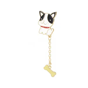 Broche bouledogue français en émail avec chaîne dorée et pendentif en os blanc