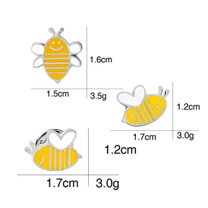 Detailed size chart showing dimensions and weight of enamel bee brooch pins