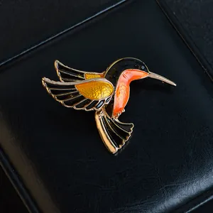Exquisite Kolibri-Brosche mit orangefarbenem Emaille auf schwarzer Box