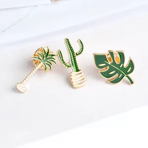 Set di 3 spille in smalto verde con palma, cactus e foglia di monstera in oro