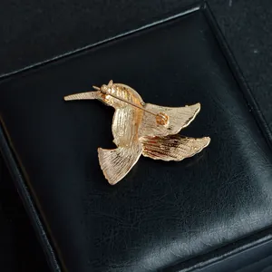 Detailansicht der goldenen Kolibri-Brosche Rückseite mit Verschluss und Metallstruktur