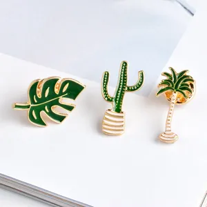 Set di tre spille in smalto tropicale con cactus palma e foglia di monstera